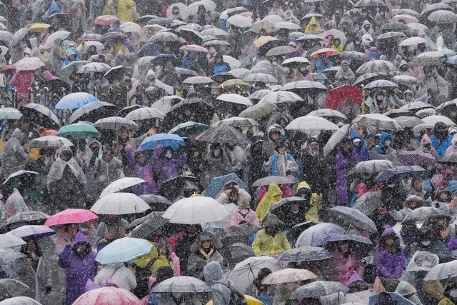 Anh&auml;nger Yoons versammeln sich in...n seine Amtsenthebung zu protestieren.  | Foto: Ahn Young-joon/AP/dpa