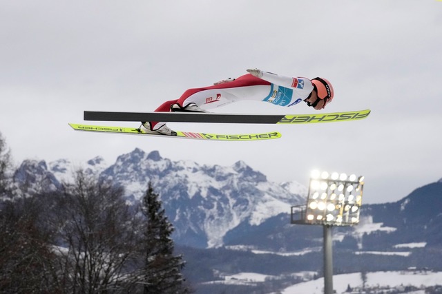 Stefan Kraft bei einem Sprung in Bischofshofen.  | Foto: Matthias Schrader/AP/dpa