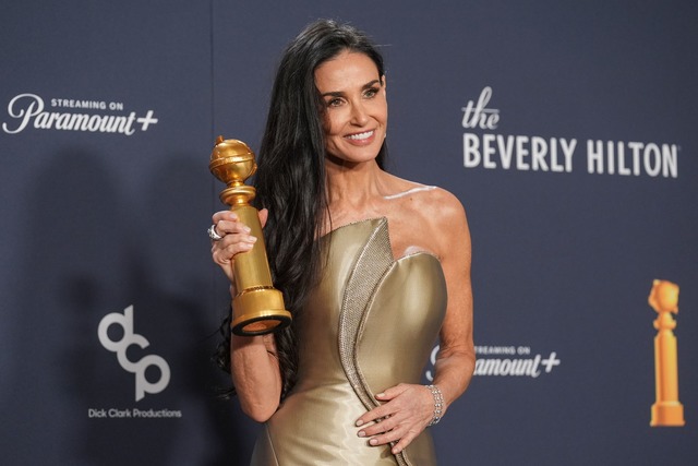 Mit 62 Jahren gewinnt Demi Moore ihren ersten Golden Globe.  | Foto: Chris Pizzello/Invision/AP/dpa