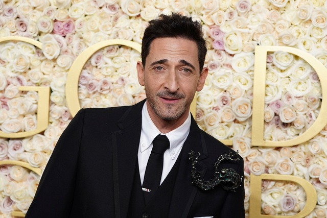 Adrien Brody spielt die preisgekr&ouml...in dem Globe-Gewinner "The Brutalist".  | Foto: Jordan Strauss/Invision/AP/dpa