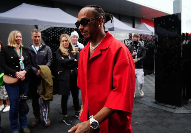 Rot tr&auml;gt Lewis Hamilton auch abseits der Rennstrecke gern.  | Foto: David Davies/PA Wire/dpa