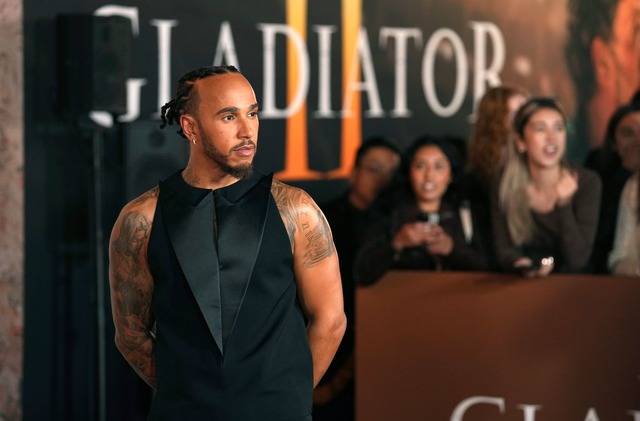 Lewis Hamilton f&uuml;hlt sich auch auf roten Teppichen mit Hollywoodstars wohl.  | Foto: Chris Pizzello/Invision via AP/dpa