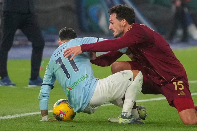 Sorgten f&uuml;r eine Rudelbildung in ... Hummels (r) und Valentin Castellanos.  | Foto: Alessandra Tarantino/AP/dpa