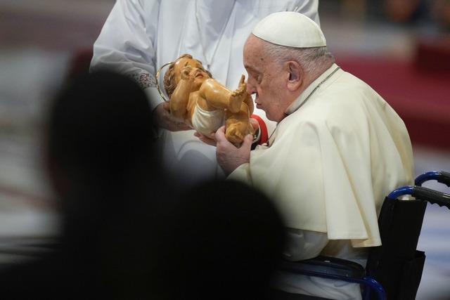 Papst Franziskus ernannte erstmals ein...sche Ordensschwester Simona Brambilla.  | Foto: Alessandra Tarantino/AP/dpa