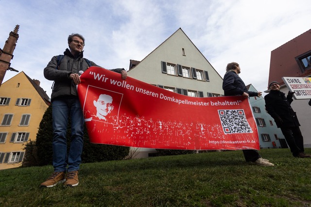 "Wir wollen unseren Domkapellmeister b...ht auf einem Banner der Demonstranten.  | Foto: Philipp von Ditfurth/dpa