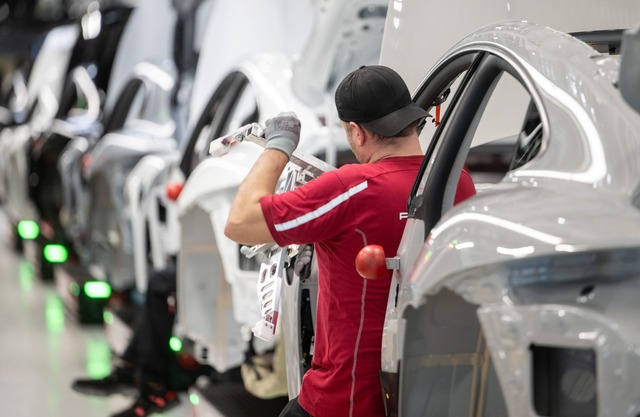 Viele deutsche Hersteller setzen vor a...ure Premium-Elektroautos. (Archivbild)  | Foto: Marijan Murat/dpa