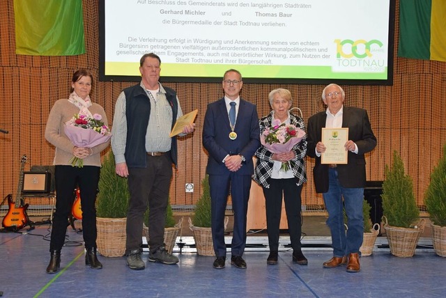 Brgermeister Oliver Fiedel mit den B...nks) und Gerhard Michler mit Ehefrauen  | Foto: Ulrike Jger