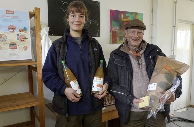 Im Selbstbedienungsladen des Hofguts B...ks) und Betriebsleiter Urs Sperling.    | Foto: Sandra Bonitz