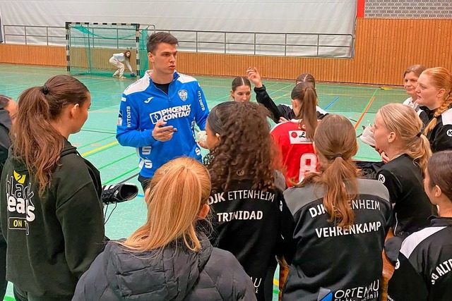 &#8222;Bitte auf den Schuh&#8220;: Fre...rammwnsche der jungen Handballerinnen  | Foto: Bertold Obergfll