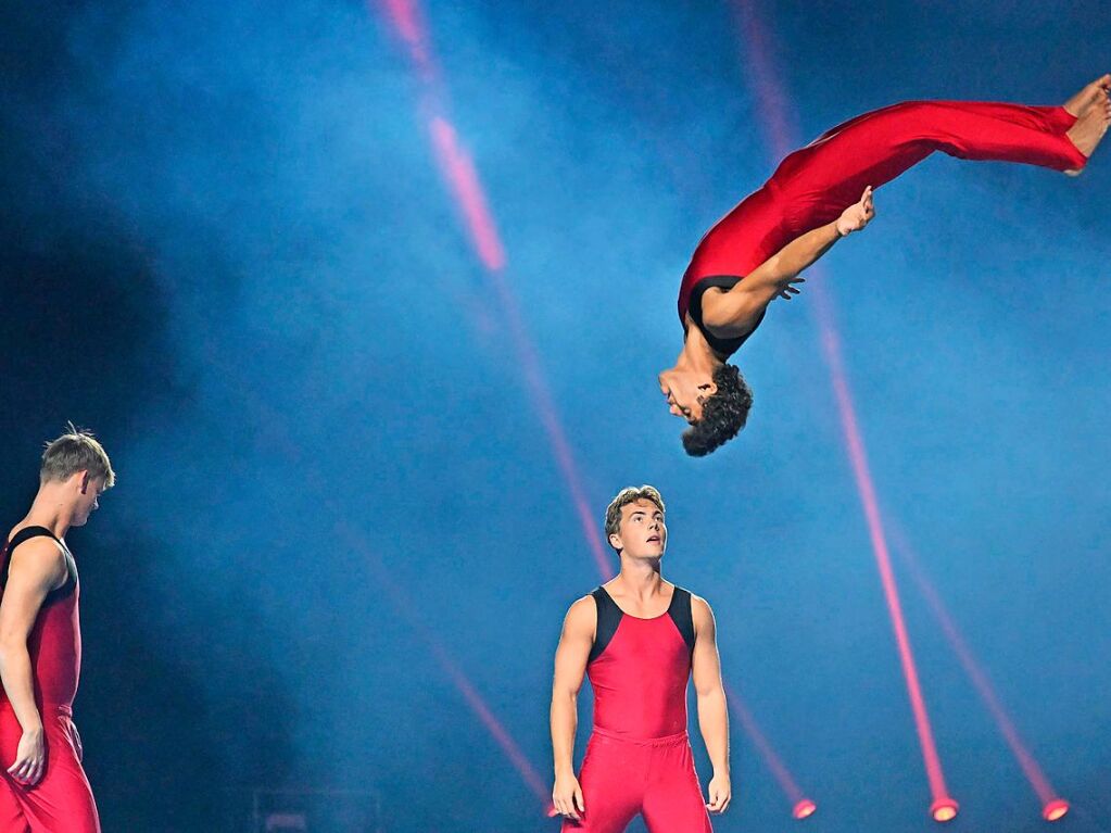 Sie ist ein Feuerwerk der Turnkunst, ein Fest der Akrobatik, Ausdruck der Vielfalt des Sports im Verein: Athletinnen und Athleten, kleine und groe, begeistern Tausende bei der Turngala in Freiburg.