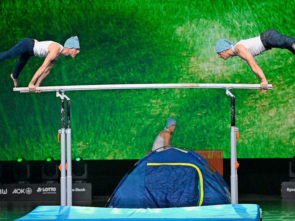 Sie ist ein Feuerwerk der Turnkunst, ein Fest der Akrobatik, Ausdruck der Vielfalt des Sports im Verein: Athletinnen und Athleten, kleine und groe, begeistern Tausende bei der Turngala in Freiburg.