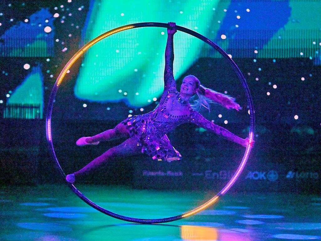 Sie ist ein Feuerwerk der Turnkunst, ein Fest der Akrobatik, Ausdruck der Vielfalt des Sports im Verein: Athletinnen und Athleten, kleine und groe, begeistern Tausende bei der Turngala in Freiburg.