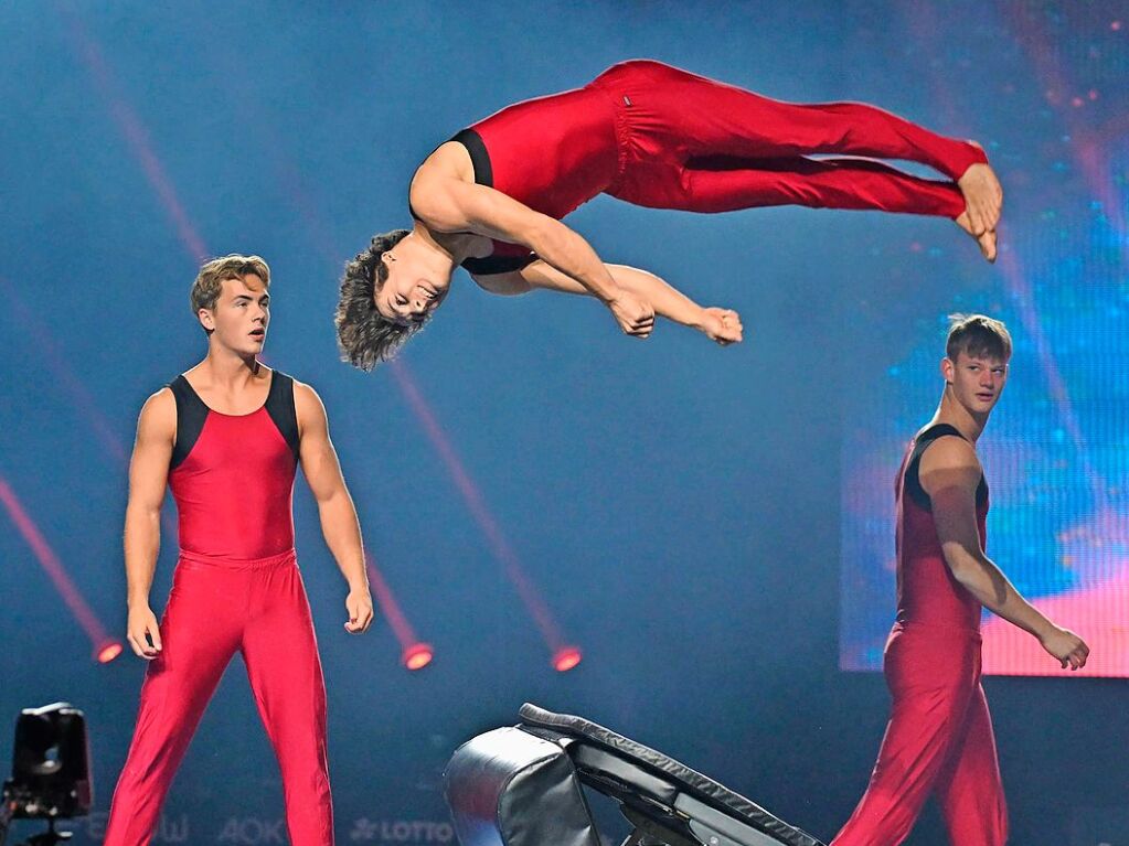 Sie ist ein Feuerwerk der Turnkunst, ein Fest der Akrobatik, Ausdruck der Vielfalt des Sports im Verein: Athletinnen und Athleten, kleine und groe, begeistern Tausende bei der Turngala in Freiburg.