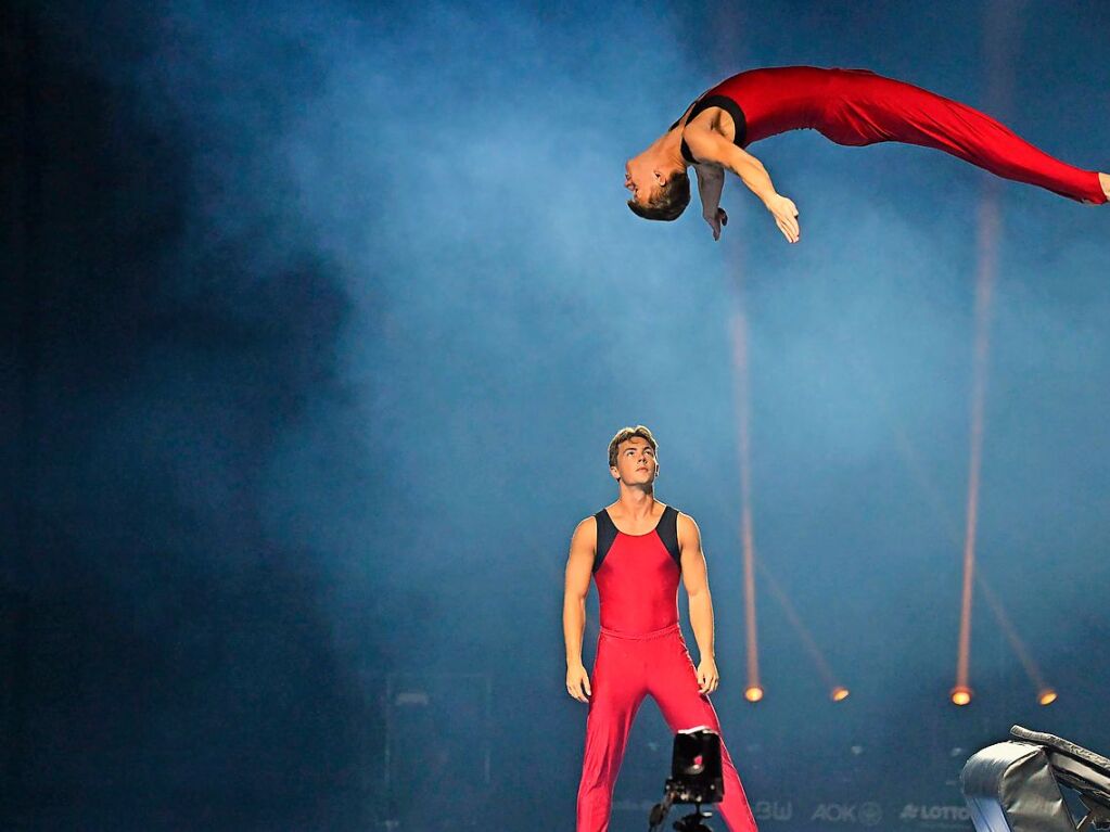 Sie ist ein Feuerwerk der Turnkunst, ein Fest der Akrobatik, Ausdruck der Vielfalt des Sports im Verein: Athletinnen und Athleten, kleine und groe, begeistern Tausende bei der Turngala in Freiburg.