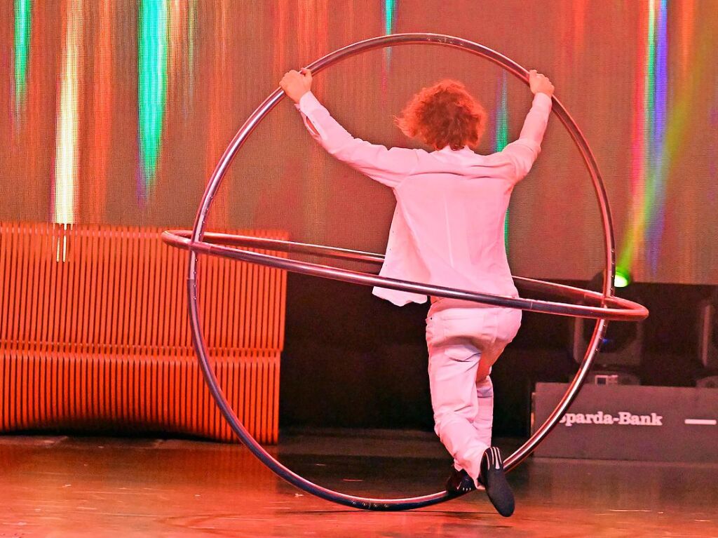 Sie ist ein Feuerwerk der Turnkunst, ein Fest der Akrobatik, Ausdruck der Vielfalt des Sports im Verein: Athletinnen und Athleten, kleine und groe, begeistern Tausende bei der Turngala in Freiburg.