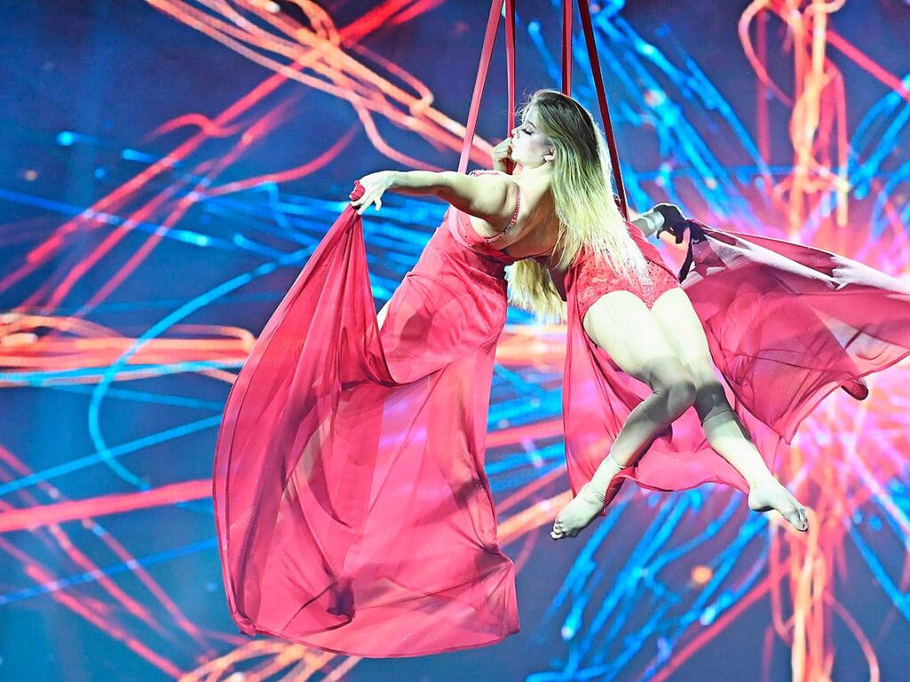 Sie ist ein Feuerwerk der Turnkunst, ein Fest der Akrobatik, Ausdruck der Vielfalt des Sports im Verein: Athletinnen und Athleten, kleine und groe, begeistern Tausende bei der Turngala in Freiburg.