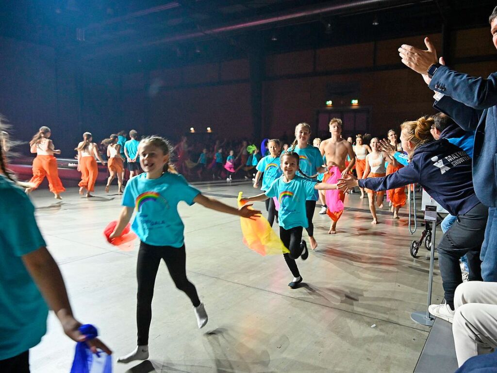 Sie ist ein Feuerwerk der Turnkunst, ein Fest der Akrobatik, Ausdruck der Vielfalt des Sports im Verein: Athletinnen und Athleten, kleine und groe, begeistern Tausende bei der Turngala in Freiburg.