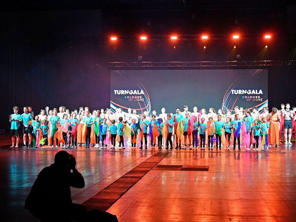 Sie ist ein Feuerwerk der Turnkunst, ein Fest der Akrobatik, Ausdruck der Vielfalt des Sports im Verein: Athletinnen und Athleten, kleine und groe, begeistern Tausende bei der Turngala in Freiburg.