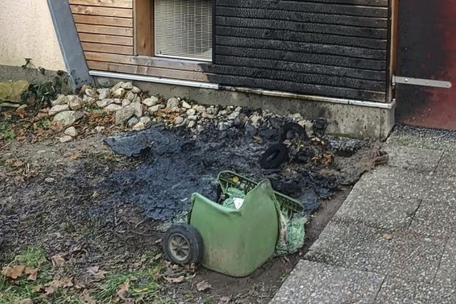 Beherzte Nachbarn lschten den Brand mit fnf Eimern Wasser