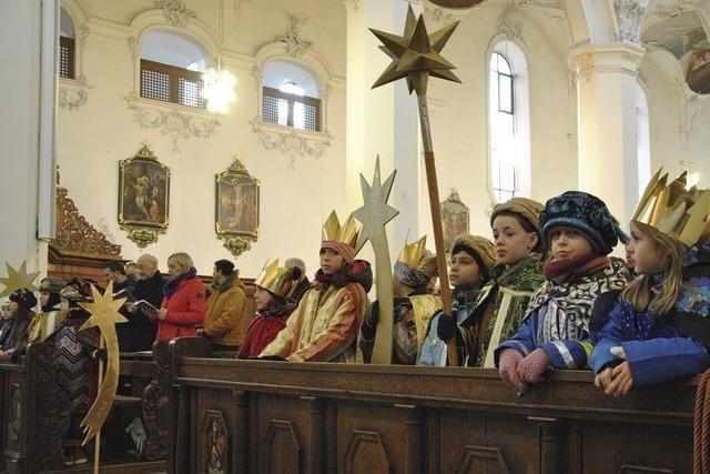 Kinder lesen Frbitten im Gottesdienst