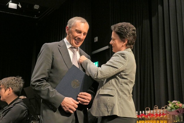 Marion Gentges verleiht Ottmar Heiler das Verdienstkreuz  | Foto: Heidrun Simoneit