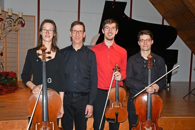 Aus drei wurden vier: Rebecca Falk, Jo...s Falk und Raphael Zinner (von links).  | Foto: Thomas Biniossek