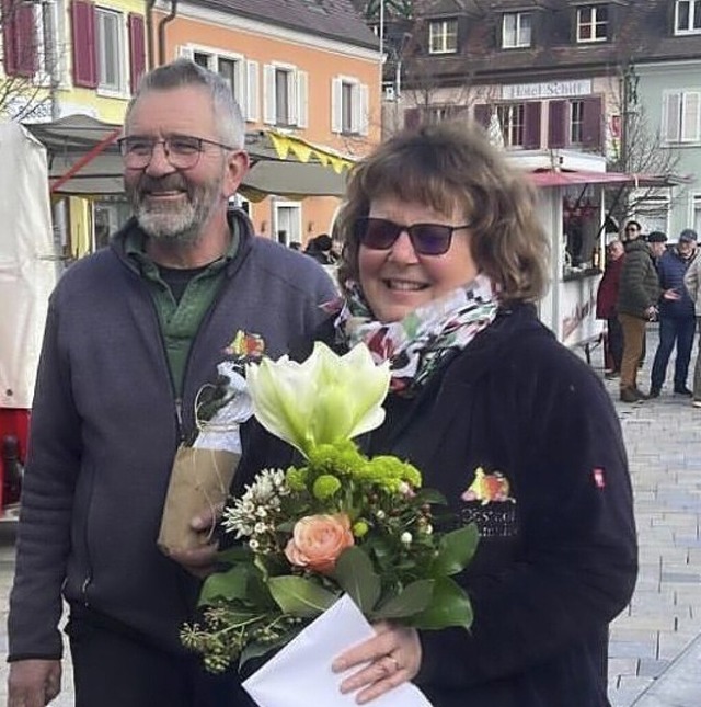 Ute und Martin Sommer wurden als Markt... Breisacher Wochenmarkts verabschiedet  | Foto: Petra Rein