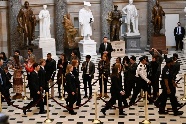 Die Wahlergebnisse aus den einzelnen B...zung formal verlesen und gez&auml;hlt.  | Foto: John McDonnell/FR172064 AP/AP/dpa