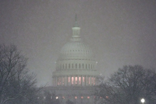 Ein Schneesturm hatte die US-Hauptstad...;ber Nacht in Wei&szlig; geh&uuml;llt.  | Foto: Matt Rourke/AP/dpa