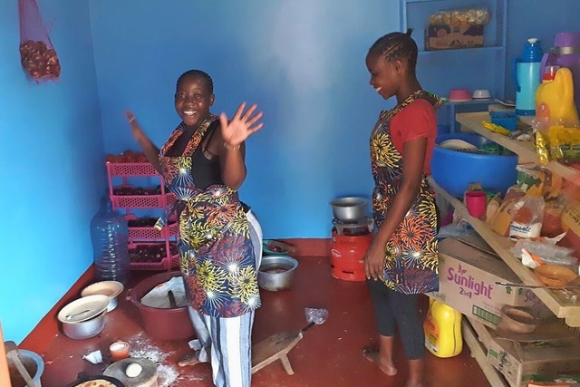 Lilian und Yunnis leiten das wiedererffnete Caf in Msumarini.  | Foto: Andrea Wikmann