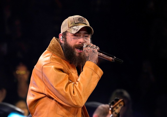 Post Malone vers&uuml;&szlig;te einer ...uston das Weihnachtsfest. (Archivbild)  | Foto: George Walker IV/Invision/AP/dpa