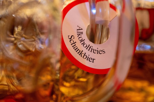 Ein Masskrug ist beim Start des Oktoberfests als alkoholfreies Bier markiert.  | Foto: Stefan Puchner (dpa)