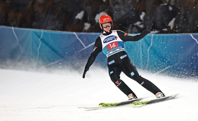 Hofft, irgendwann durch gute Skispringer abgel&ouml;st zu werden: Karl Geiger.  | Foto: Daniel Karmann/dpa