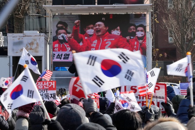 Ein Bezirksgericht in Seoul hat laut Y...Haftbefehl gegen Yoon verl&auml;ngert.  | Foto: Ahn Young-joon/AP/dpa