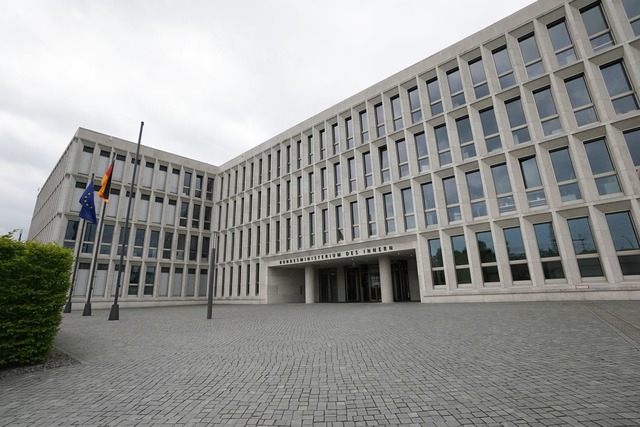 Das Bundesinnenministerium verweist au...satz 1 des Grundgesetzes. (Symbolbild)  | Foto: J&ouml;rg Carstensen/dpa