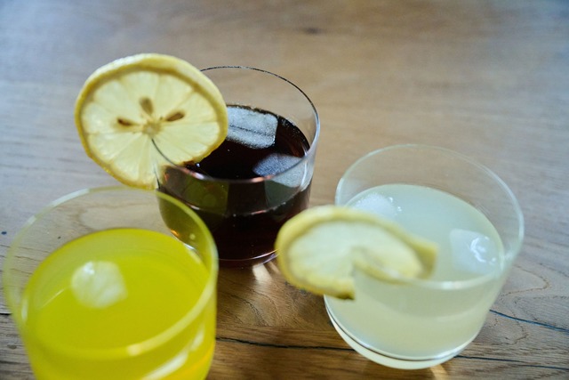 Drei unterschiedliche Arten Softdrinks stehen auf einem Tisch  | Foto: Annette Riedl/dpa