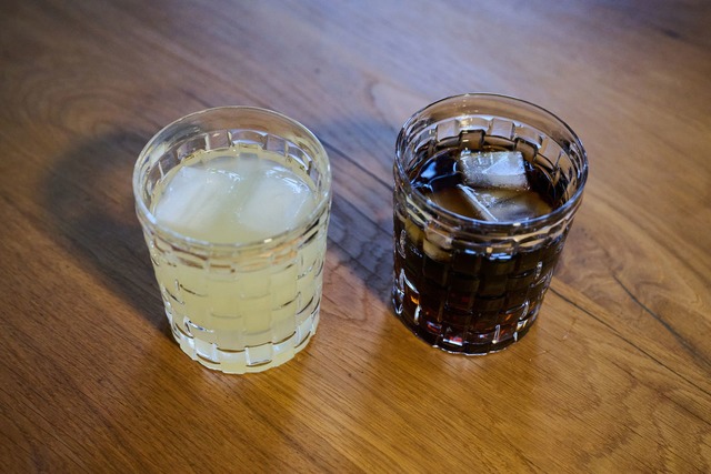 Zwei unterschiedliche Arten Softdrinks...Eisw&uuml;rfeln stehen auf einem Tisch  | Foto: Annette Riedl/dpa