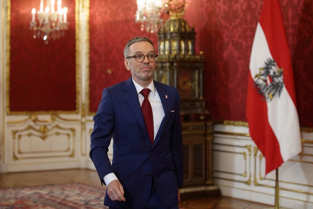 FP&Ouml;-Chef Herbert Kickl scheint au...ml;sur f&uuml;r das Land. (Archivbild)  | Foto: Heinz-Peter Bader/AP/dpa