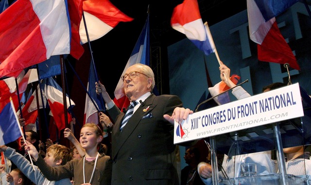 Le Pen machte die Partei Front Nationa...itisch bedeutsamen Kraft. (Archivbild)  | Foto: epa Caroline Blumberg/EPA/dpa