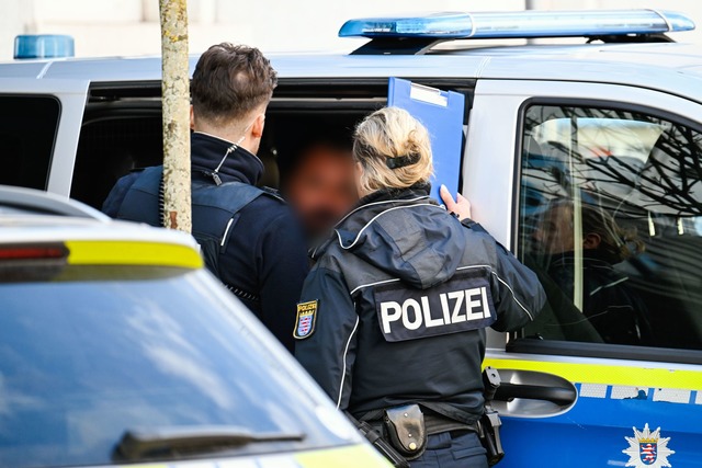 Der mutma&szlig;liche T&auml;ter wurde...Festnahme in ein Polizeiauto gebracht.  | Foto: Uwe Anspach/dpa