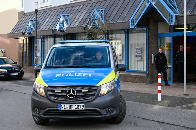 In dieser Bankfiliale hielt ein Mann eine Frau &uuml;ber mehrere Stunden fest.  | Foto: Uwe Anspach/dpa