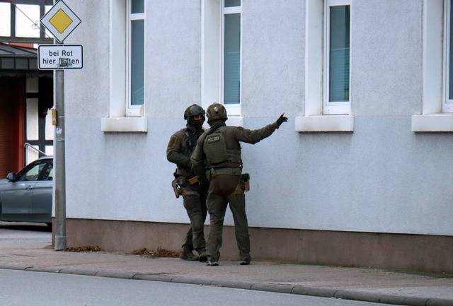 Spezialeinsatzkr&auml;fte sind an der Bankfiliale im Einsatz.  | Foto: Rene Priebe/PR-Video/dpa