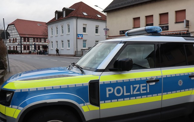 Die Polizei hat die Umgebung abgesperrt.  | Foto: Rene Priebe/PR-Video/dpa