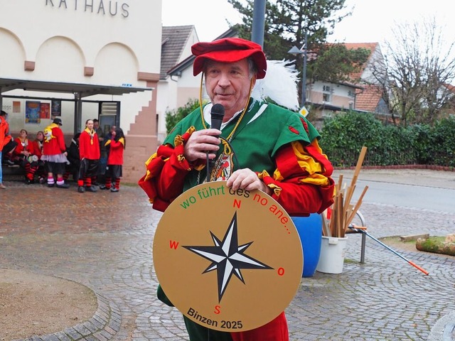 Dietmar Weiss, stellvertretender Oberz...knaben, stellt das Binzener Motto vor.  | Foto: Herbert Frey