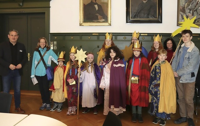 Im Rathaussaal wurden die Sternsinger ...ister Dirk Harscher (links) empfangen.  | Foto: Stadt Schopfheim