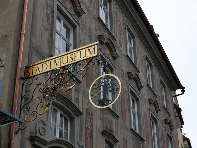 Historisches Schild am Stadtmuseum, da...ederer&ouml;ffnet werden. (Archivfoto)  | Foto: Ulf Vogler/dpa