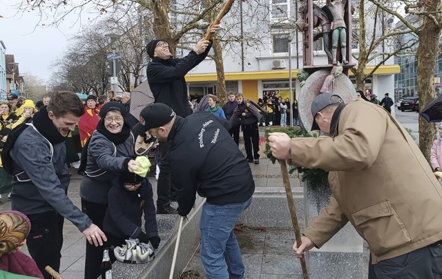 Dinkelberg-Schraten mit ihrem Vorsitze...eim Brunnenputzen und Maskenabstauben.  | Foto: Petra Wunderle