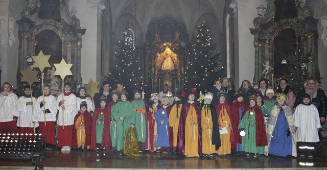 Die 20 Sternsinger beim Aussendungsgottesdienst am Dreiknigstag.  | Foto: Andreas Bhm