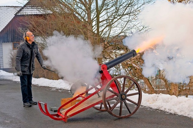 Hubert Haury beim Abfeuern der Kanone am Neujahrsmorgen.  | Foto: Wolfgang Scheu