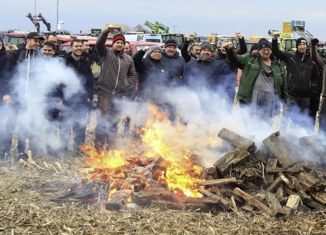 Im Januar 2024 gab es bereits ein Mahnfeuer der Landwirte am Sulzer Kreuz.   | Foto: Heidi Fel